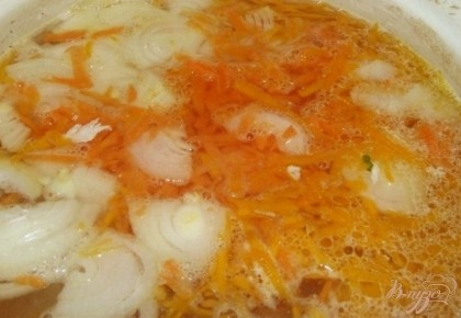 Из мясных компонентов для этого супа лучше использовать курицу, но вполне подойдет и любое другое мясо без специфического вкуса (имею в виду баранину или индюка с неприятных запахом). Сварите из мяса плотный, жирненький бульон. Мясо из него выньте, а сам бульон несколько раз процедите. Вскипятите бульон и положите в него все компоненты (лук, морковь, тыкву и мясо).