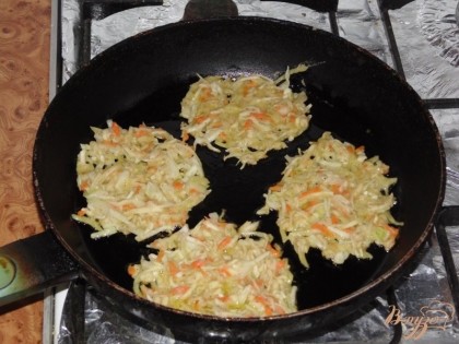 Разогреваем сковороду, добавляем оливковое масло. Оливковое масло можно заменить на подсолнечное, по желанию. Выкладываем на сковороду овощную смесь, примерно одна столовая ложка, аккуратно формируем будущий драник, толщиной примерно 3 - 4 мм, не толще, так как капуста может плохо прожариться. Жарим на маленьком огне с закрытой крышкой до готовности. Должна появится аппетитная румяная корочка.