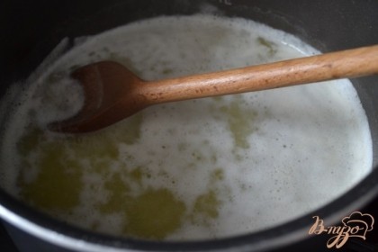 Воду закипятить с щепоткой соли, сахаром и сливочным маслом, всыпать муку одним разом. Тесто смешать в комок.