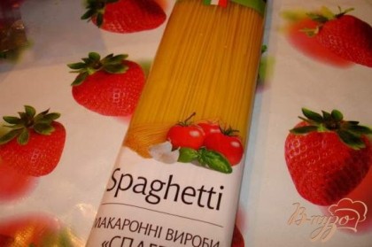 Поставьте воду для варки спагетти на огонь. Солить  воду следует, когда она закипит. Посолить нужно хорошо. После того как посолили, в кипящую воду кладем (не ломая) спагетти. Время варки смотрите на упаковке. У меня было написано 8-11 минут. Я варина 8. Если такого интервала как у мен нет, варите на минуту меньше от указанного на упаковке. Спагетти лолжны быть почти готовы, но слегка (совсем чуть чуть сыроватые). Помните, что мы их еще будем обрабатывать на сковороде. Главное не переварить, но и недоваривать нельзя.