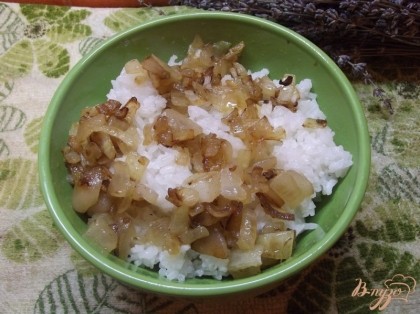 Готово! Засыпаем шкварки с луком и весь жир со сковородки тоже выливаем в рис. Перемешиваем. Подаем горячим. Кушайте на здоровье!=)