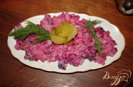 Салат из свеклы с черносливом, огурцом и луком