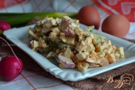 Яичный салат со свежим огурцом и редисом