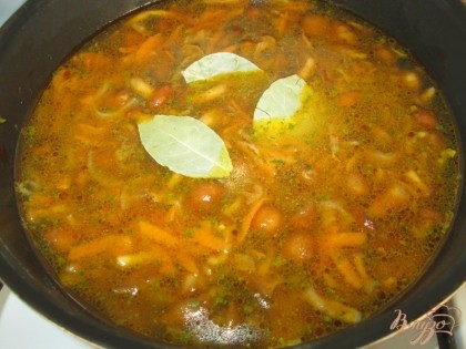 добавить лавровый лист и посолить по вкусу.Закрыть крышкой и варить на умеренном огне 15-17 минут.