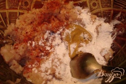 Мясо с луком и чесноком прогнать через мясорубку. Батон замочить в воде или молоке и тоже прогнать вместе с мясом через мясорубку. К фаршу добавить яйцо, горчицу, крахмал, специи по вкусу. Все перемешать. Добавить пол стакана воды холодной и снова вымешать до однородности. Для густоты я добавила немного панировочных сухарей прямо в фарш.