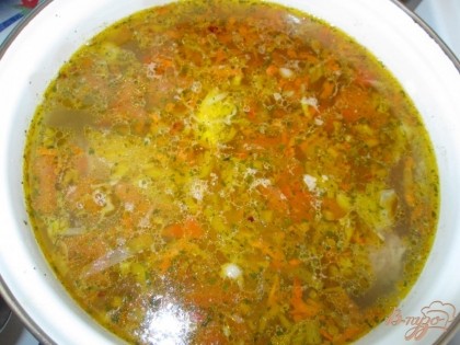 Когда капуста станет мягкой, вынуть свиные ребрышки, отделить мясо от костей и мясо положить обратно в кастрюлю.Добавить пережарку из лука и моркови, довести до кипения и выключить огонь.