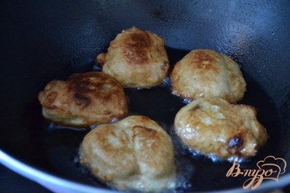 Тесто брать мокрой ложкой и выкладывать в горячее растительное масло.Обжаривать с обеих сторон до румяного цвета. Огонь лучше сделать умеренный.