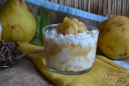 В стаканчики выложить слоями молочный рис и фрукты.