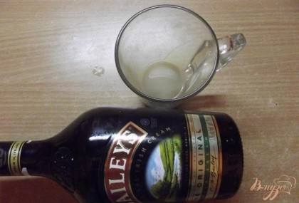 Для пропитки я использовала свой любимый ликер Baileys. Взяла 75 мл. На вкус алкоголь был ощутим. Если пирог рассчитан для деток, смешайте ликер с молоком в пропорции 40 мл ликера и 25 мл молоко. После этого смесь нагрейте (не давайте закипеть!) чтобы часть алкоголя улетучилась. Время нагревания регулируйте пробуя смесь на свое усмотрение. Это количество пропитки, какой способ вы бы не выбрали, не делает пирог "мокрым", а лишь смягчает и придает вкус. Для "мокрого эффекта" пропитки необходимо в два раза больше, но время пропитывания тогда будет не менее 2 часов.