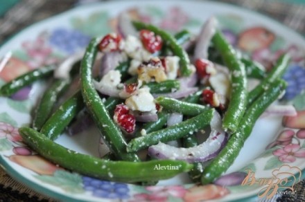 Салат с зеленой фасолью,с сыром фета и орехами