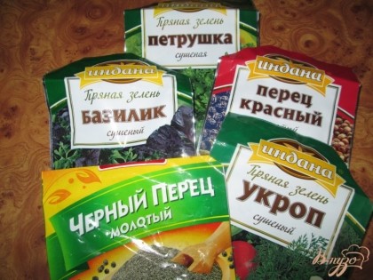 укроп, петрушку, красный и черный перец, томатную пасту и щепотку базилика. Залить все водой и поставить на огонь тушиться в течении 20-30 минут, после закипания.