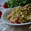 Салат с зеленым горошком, редисом и артишоками