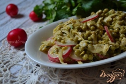 Салат с зеленым горошком, редисом и артишоками