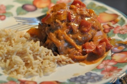 Готово! Вернем куриные кусочки на сковороду, согреем. Подаем горячими с соусом. Приятного аппетита.