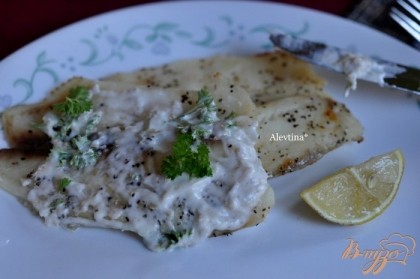 Готово! Готовую тилапию подаем с лимоными дольками и соусом из хрена. Приятного аппетита.