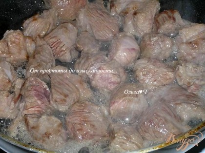 Филе нарезать небольшими кусочками, посолить, поперчить, обжарить на растительном масле.