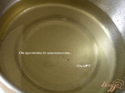 В воде растворить сахар и соль, лимонную кислоту, добавить мятный сироп, влить растительное масло, перемешать.