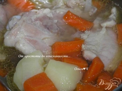 Затем вынуть куски курицы, мясо освободить от костей, вернуть в кастрюльку, послить, поперчить. Довести до кипения, снять с огня.