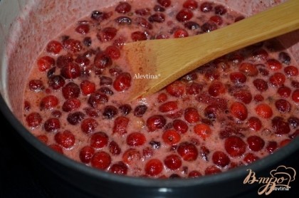 Смешать клюкву с сахаром, апельсиновым соком. Доведем до кипения , затем убавим огонь добавим душистый горошек, мускатный орех и корицу. И кипятим примерно 8 мин.