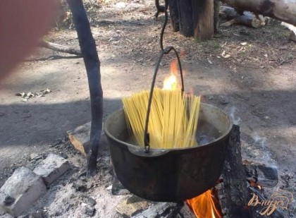 В казан наливаем довольно приличное количество воды (у нас была озерная, но очень чистая) и, регулируя огонь, доводим ее до кипения. Закладываем макароны, солим по вкусу и постоянно помешиваем, чтобы они не прилипли ко дну котелка.