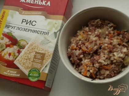 Соединить мясной фарш с рисом, обжаренной морковью с луком, добавить по вкусу соль, перец и мелко нарезанный базилик.