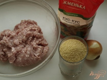 Фарш выложить в миску, подготовить кус-кус и лук.