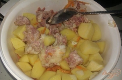 В большую глубокую миску выкладываем кусочки тушеного мяса, добавляем к ним лук и морковь. Картофель (молодой готовится значительно быстрее) избавляем от шкурки и нарезаем произвольными кусочками – можно кубиками, брусочками или даже соломкой. Кладем к остальным продуктам и аккуратно перемешиваем. По необходимости солим. Правда, не забывайте, что тушеная свинина, как правило, достаточно соленая.