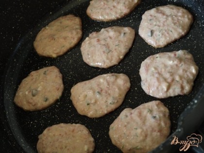 Разогреть растительное масло.Столовой ложкой выкладывать тесто на сковороду.