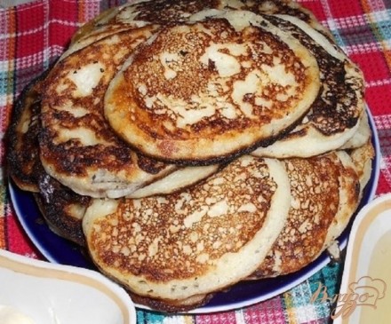 Оладьи на простокваше, с мёдом и бабской сметаной