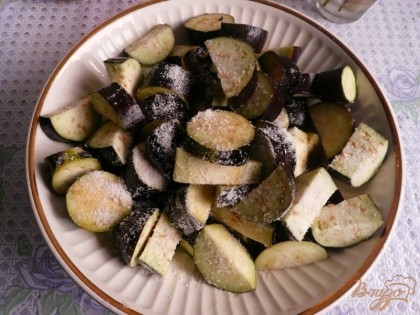 Баклажаны (не очищая) нарезаем крупными кусками, посыпаем солью и оставляем в таком виде на 2 часа.