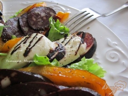 Посыпать солью и прованскими травками и полить соусом.Рецепт соуса я давала здесь : http://vpuzo.com/zakuski/holodnye-zakuski/9055-balzamicheskiy-sous.html