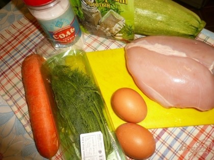 Кабачок, который сам по себе не имеет ярко выраженного вкуса, отлично сочетается в этих котлетках с курицей, придаёт им особую нежность и сочность. Блюдо довольно низкокалорийное, что неудивительно - овощей в этих котлетах едва ли не больше чем мяса. Подготавливаем все ингредиенты - овощи моем, грудку моем и снимаем кожу.