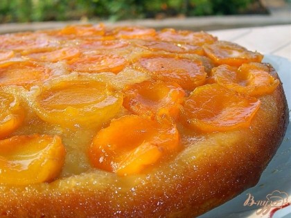 Затем его переворачиваем на блюдо и получаем вкуснейший и ароматный пирог!