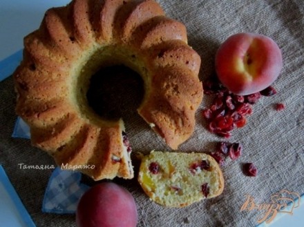 Ореховый кекс с вяленой вишней и персиками