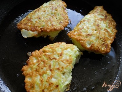 Лопаткой накрываем мясо другой половиной оладушки (как чебуреки), чуть придавливаем и переворачиваем на другую сторону.