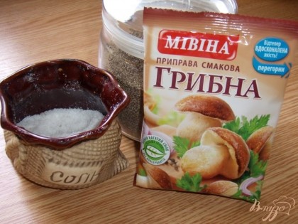 Баклажаны поперчить, добавить грибную приправу. Попробовать на вкус, а затем посолить. Так как приправа соленая и мы можем пересолить блюдо.