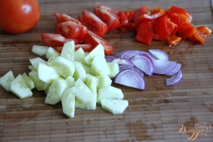 Лук нарезать полукольцами, Помидоры и огурцы - дольками, запечёную паприку кусочками.