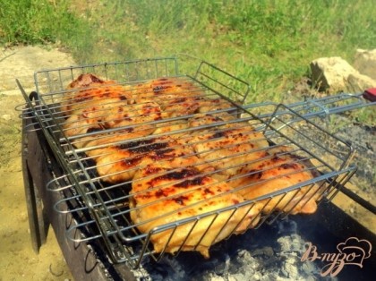 Решетку для гриля смазать маслом, выложить в один ряд маринованное мясо. Жарить на мангале с двух сторон, поливая время от времени пивом или минеральной водой. Жар от углей должен быть не очень сильный.