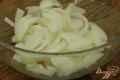 Добавить лук, очищенный и нарезанный полукольцами.