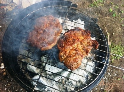 Готовое мясо, перекладываем на блюдо и подаем с салатом.