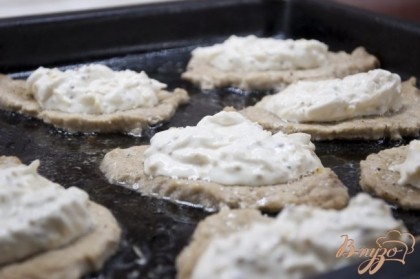 Запечь мясо в духовке (15 минут при 180 градусах). Сверху выложить сметанную смесь. Для ее приготовления нужно соединить сметану, натертый сыр, горчицу. Соль не клала, т.к. сыр был солоноватый.