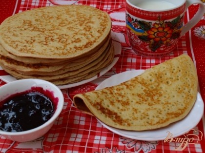 Блины получаются ровными и красивыми. К ним подойдёт любая сладкая начинка.Приятного аппетита!