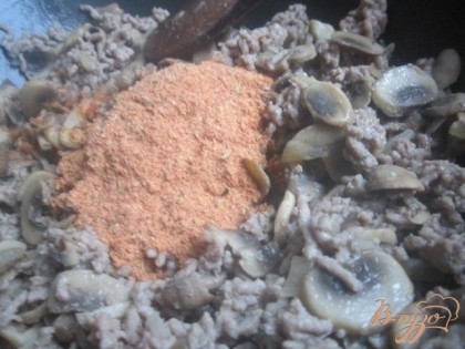 Высыпать содержимое пакетика к мясу с грибами, размешать.Если готовить соус, то к этой приправе обязательно нужно добавить немного воды. Здесь, так как это будет начинка, лишняя жидкость не нужна. Поэтому нужно лишь хорошо размешать.