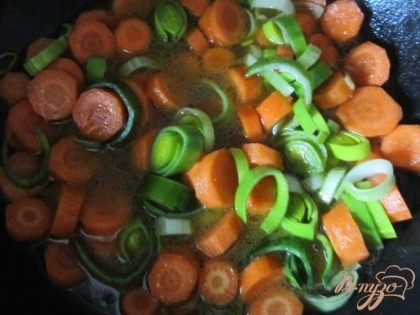 Уложить в сковороду,где жарилось мясо. Добавить чуть воды, приправы по вкусу и поставить на тихий огонь тушиться на 10 мин.