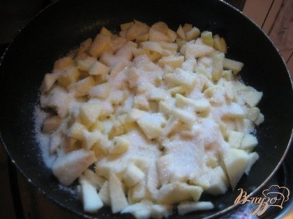 Выложить на сковороду и засыпать сахаром.