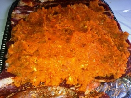 На промаринованное мясо выложим слой начинки.