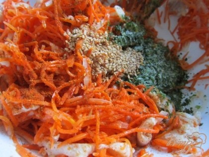 Посолить по вкусу, добавить семя кунжута, красный перец и зелень кинзы. Размешать и убрать в холодильник.Салат будет вкусен сразу же, но самым вкусным он станет на следующий день. Поэтому, приготовив его, поставьте в холодильник на ночь. Он пропитается, каждый продукт и специя отдаст свой аромат и мясо рыбы станет еще мягче и сочнее.