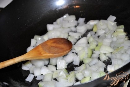 Лук режем кубиком.  В большой сковороде разогреваем растительное масло.Пассируем до прозрачности репчатый лук.