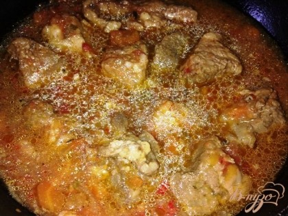 Далее добавляем воду так, чтобы покрывала мясо. Доводим до кипения, накрываем крышкой, уменьшаем огонь до минимум и тушим около 1,5 часов.