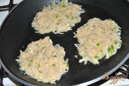 Сковороду хорошо разогреваем, наливаем растительное масло, ложкой выкладываем картофельную массу (не очень толсто) и жарим с двух сторон на среднем огне до золотистой корочки с двух сторон.